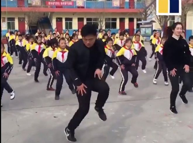 学生趣味体操鬼步舞_小学生鬼步舞校园体操_学校体操鬼步教学视频