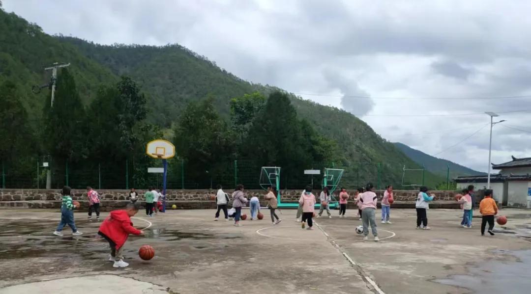 小学踢足球的基本规则简易_小学生踢足球游戏规则_小学生踢足球规则教学视频