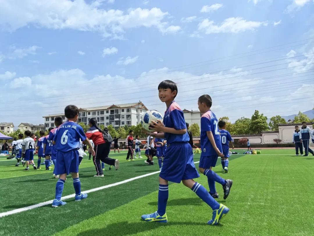 小学踢足球的基本规则简易_小学生踢足球规则教学视频_小学生踢足球游戏规则