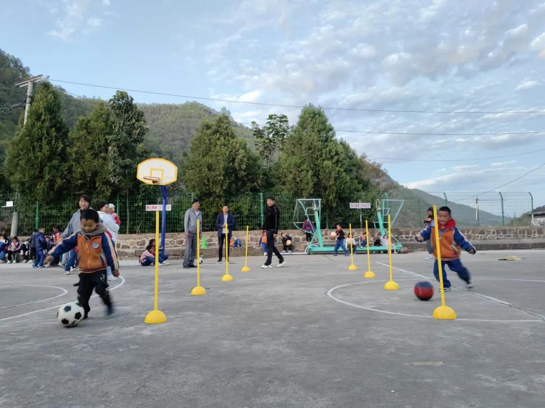 小学踢足球的基本规则简易_小学生踢足球规则教学视频_小学生踢足球游戏规则