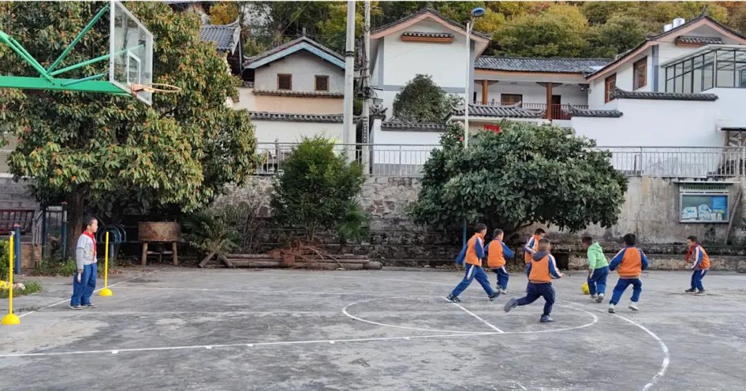 小学生踢足球游戏规则_小学踢足球的基本规则简易_小学生踢足球规则教学视频