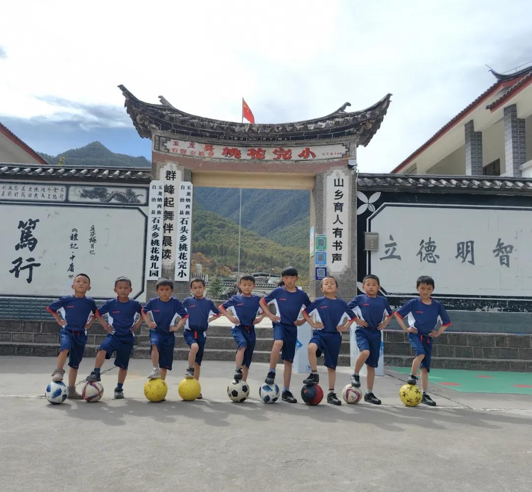 小学生踢足球规则教学视频_小学生踢足球游戏规则_小学踢足球的基本规则简易