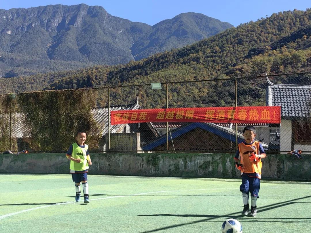 小学踢足球的基本规则简易_小学生踢足球游戏规则_小学生踢足球规则教学视频