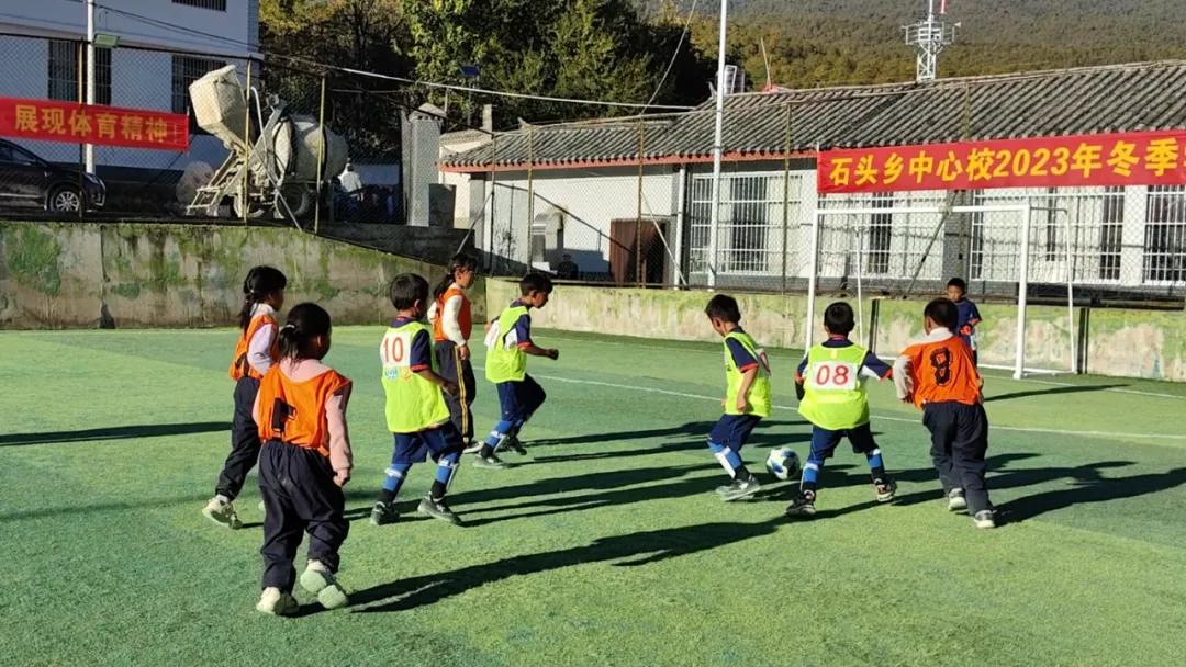 小学生踢足球游戏规则_小学生踢足球规则教学视频_小学踢足球的基本规则简易