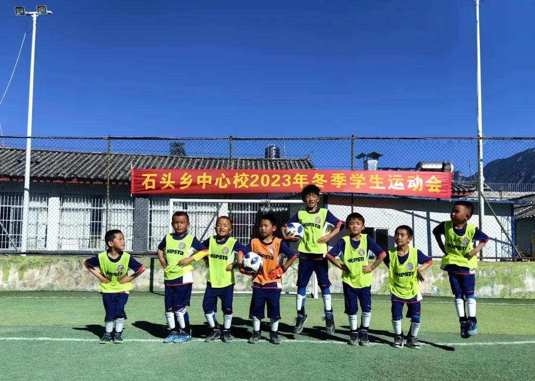 小学生踢足球游戏规则_小学踢足球的基本规则简易_小学生踢足球规则教学视频