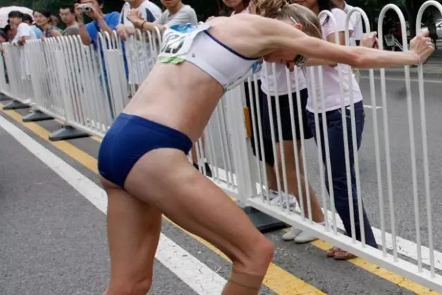 女马拉松运动员尿急_马拉松比赛小便_女马拉松小便