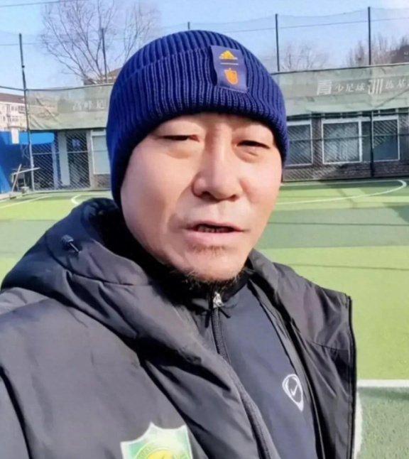 高峰足球运动员_高峰员足球运动员是谁_足球运动员高峰