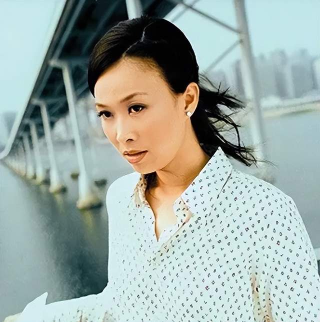高峰员足球运动员是谁_高峰足球运动员_足球运动员高峰