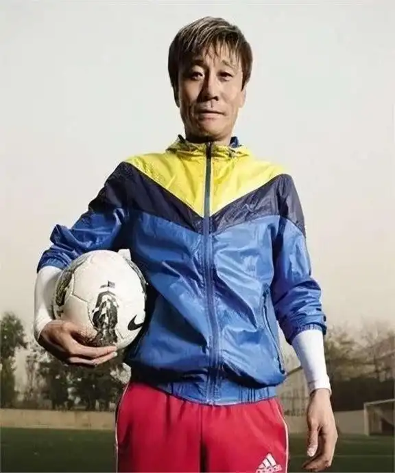 高峰员足球运动员是谁_足球运动员高峰个人简历_足球运动员高峰