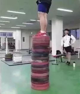 吸引女孩子技巧_如何吸引人学游泳的技巧_游泳技巧游泳初学者如何踩水