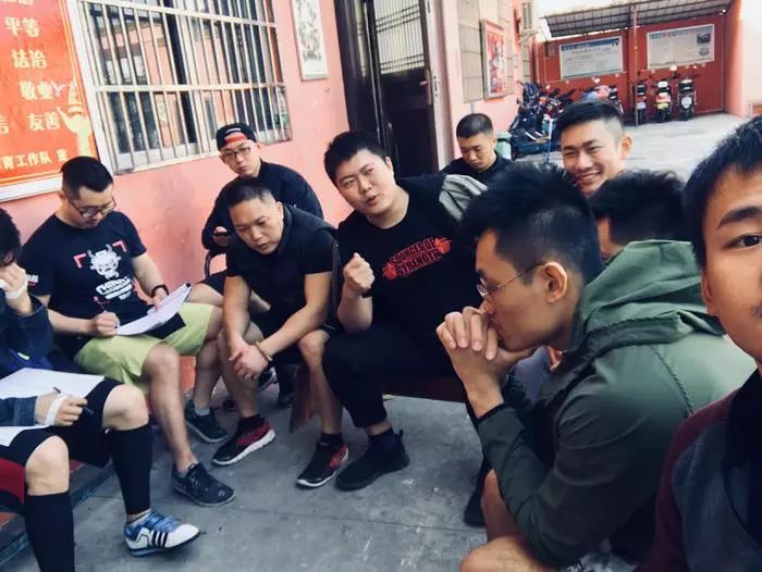 如何吸引人学游泳的技巧_游泳技巧游泳初学者如何踩水_吸引女孩子技巧