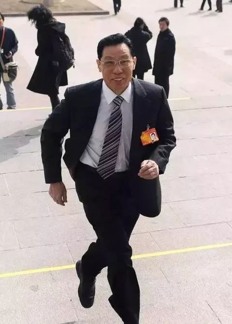 篮球运动员短跑_短跑冠军什么意思_短跑冠军打篮球的是谁