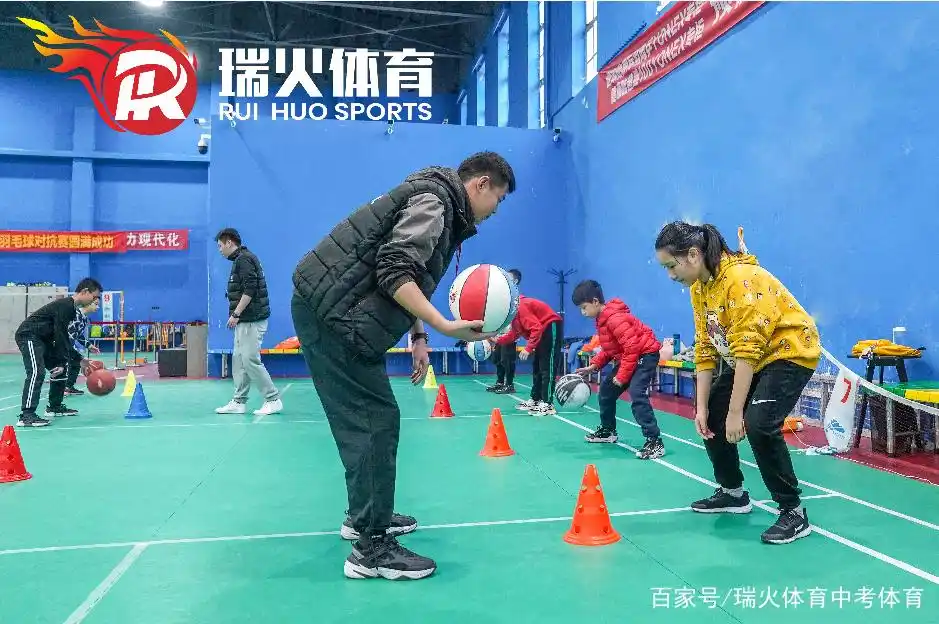 篮球跨运教学视频_篮球跨运教程_怎么练好篮球的跨下运球技巧