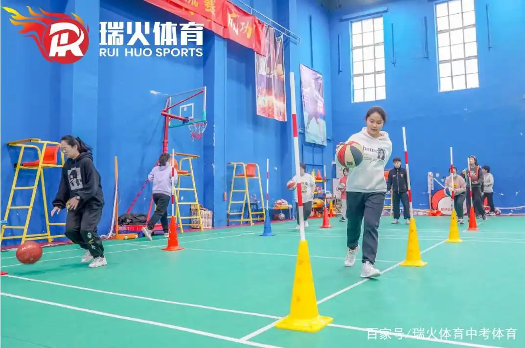 篮球跨运教学视频_篮球跨运教程_怎么练好篮球的跨下运球技巧