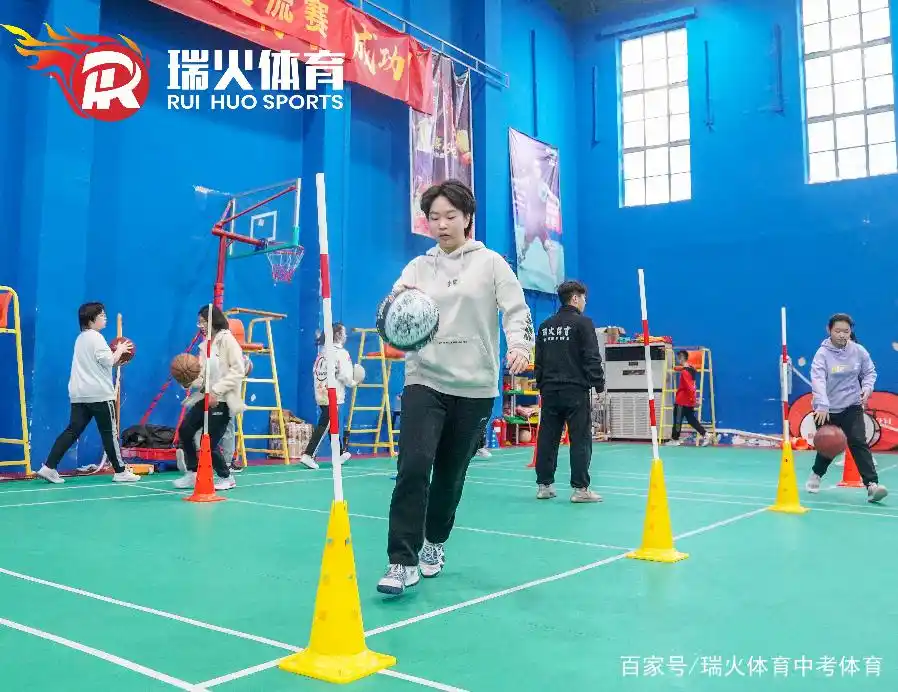 篮球跨运教学视频_篮球跨运教程_怎么练好篮球的跨下运球技巧